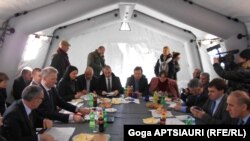 Сегодня участники встречи в Эргнети обсуждали повестку дня более девяти часов