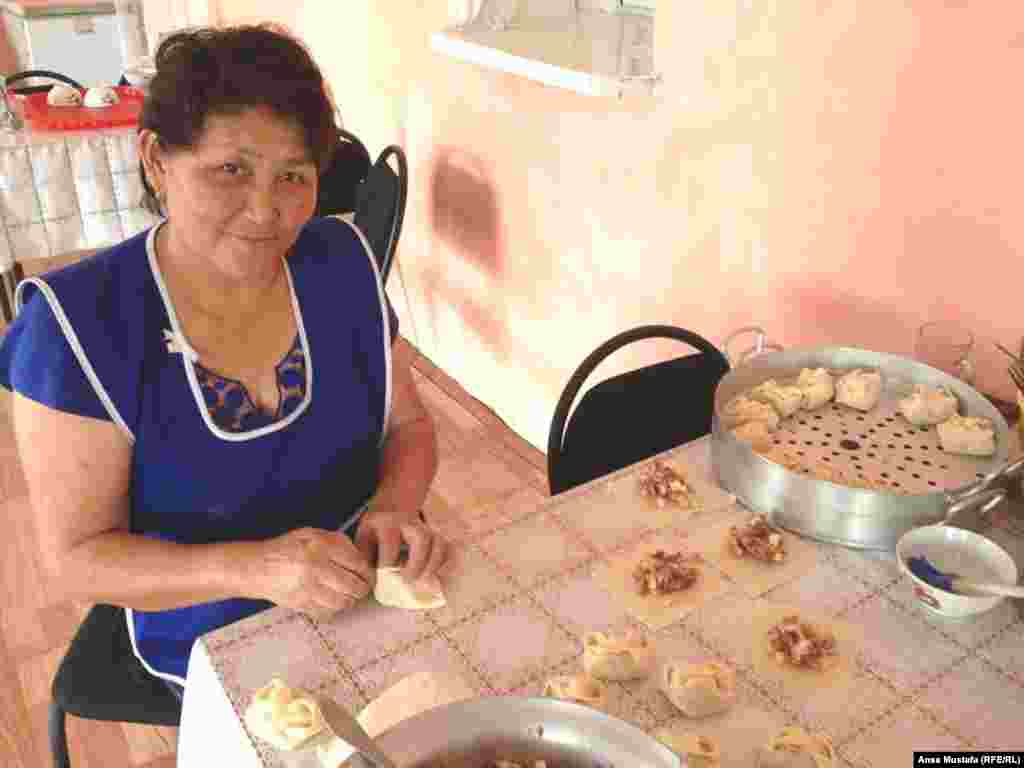 Женщина, занятая приготовлением пищи, &ndash; Сажида. Работает в райцентре Урджаре в школьной столовой. В летний период подрабатывает здесь. Готовит очень вкусно. Так как сейчас очень много людей, страдающих от аллергии, старается ничего лишнего в еду не добавлять.&nbsp;