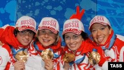 Русия биатлончылары Светлана Слепцова (с), Анна Богалий-Титовец, Ольга Медведцева һәм Ольга Зайцева