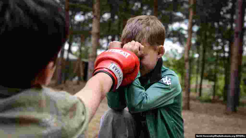 ...чи імітують боксерські поєдинки