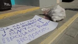 Львів’яни передали міністрові Реві мішок овочів на борщ (відео)