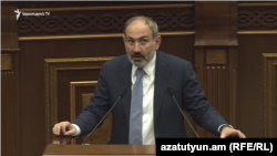 Премьер-министр Армении Никол Пашинян отвечает на вопросы депутатов в парламенте, Ереван, 17 апреля 2019 г.