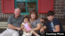 Элли Аймана с родителями и старшим братом Джошем, Джоэлтон, штат Теннесси, США. 