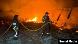 Ілюстрацыйнае фота. Пажарныя ліквідуюць наступствы расейскага ўдару па Харкаўскай вобласьці, 24 сакавіка 2025 году