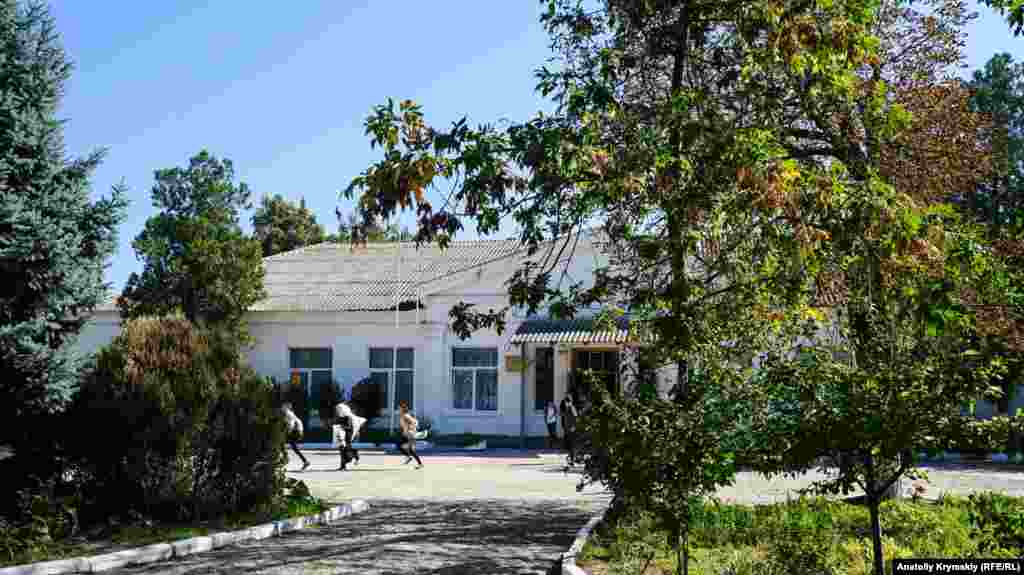 Merkeziy Oktâbrskaya soqağında köy mektebi