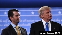 Дональд Трамп-молодший (л) поруч із батьком під час виборчої кампанії 2016 року