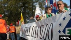 در نهم اوت سال گذشته نیز، فدراسیون جهانی کارگران حمل و نقل نسبت به بازداشت منصور اسانلو تظاهرات اعتراض آمیز برگزار کرده بود.