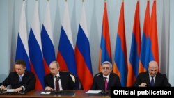 Armenia - Energy Minister Armen Movsisian (R) and Gazprom Chairman Alexei Miller (L) sign a Russian-Armenian gas deal in the presence of Presidents Vladimir Putin and Serzh Sarkisian, Yerevan, 2Dec2013.