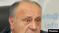 Министр градостроительства Армении Вардан Варданян на итоговой пресс-конференции. Ереван, 22 декабря 2010 г. 