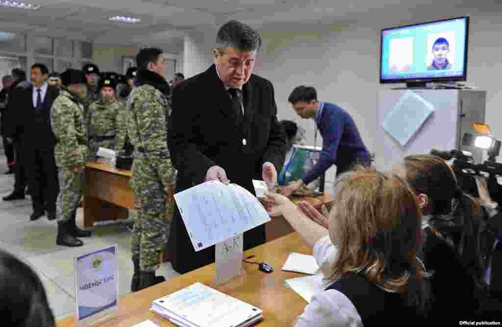 Премьер-минис Сооронбай Жээнбеков добуш берүүдө.&nbsp;