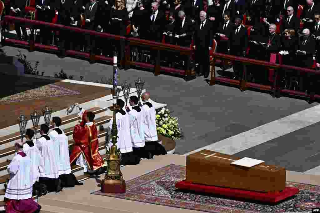 Molitva ispred lijesa s tijelom pape Franje, tokom pogrebne ceremonije na Trgu svetog Petra u Vatikanu.