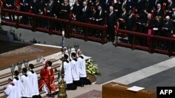 Stotine hiljada građana i 50 šefova država odalo počast papi Franji