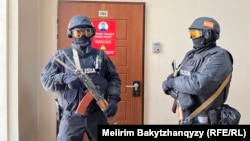 Orda.kz редакциясы есігінің сыртында тұрған қарулы полиция. Алматы, 1 желтоқсан, 2025 жыл.