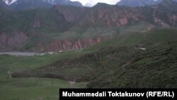 Ойталдыктарды айылды желкелеген мына ушул жер көчкү түйшөлтүүдө.