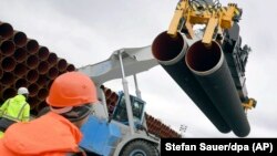 Сталеві труби навантажують для проекту «Північний потік-2» в гавані Мукран міста Зассніц, Німеччина, 8 травня 2017 року