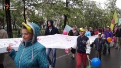 У Дніпропетровську створили рекордний кілометровий «рушник щасливих родин» (відео)