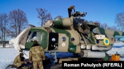 Мі-8 під час обслуговування – його оглядають кожних 3, 6 і 12 місяців