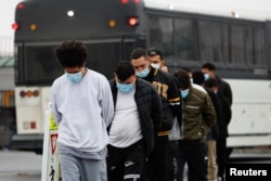 Мигрантов депортируют в Мексику согласно директиве президента Трампа. Январь, 2025