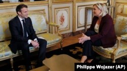 Ֆրանսիայի նախագահ Էմանյուել Մակրոնը Ելիսեյան պալատում ընդունում է ազգայնական գործիչ Մարին Լը Պենին, Փարիզ, արխիվ