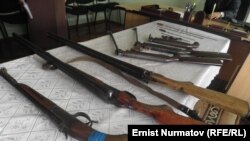 Кыргызстанда мыйзамсыз сакталган куралдар. Сүрөт архивден.