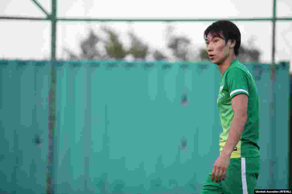 Көпчүлүк курамын ырчылар тузгөн шоу бизнес командасы мыкты оюн көрсөтүп спортчуларды 5:0 эсебинде жеңип алышты. 