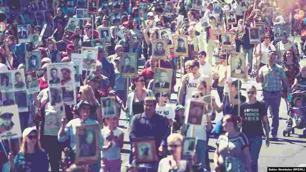 Саат 10до башталган &ldquo;Өлбөс полк&rdquo; жөө жүрүшүнүн катышуучулары колуна согуштан кайтпай калган жана кийин каза болгон чоң ата, чоң апа, туугандарынын сүрөтүн кармап алып борбор калаанын Түштүк дарбазасынан Байтик Баатыр/Абдрахманов көчөсү менен Жеңиш аянтына чейин басып келишти. Жолдун жалпы узундугу 6,6 чакырым.