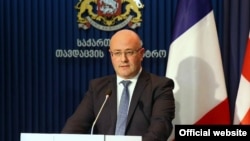 Леван Изория подчеркивает, что без призывников армия испытывает проблемы с комплектацией, к тому же солдаты-срочники обходятся государству гораздо дешевле контрактной армии