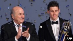 سرور جباروف (راست) از ازبکستان مرد سال فوتبال آسيا در سال ۲۰۱۱ و سپ بلاتر، رییس فیفا.