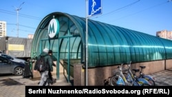 Пасажири заходять на одну зі станцій столичного метро, 5 квітня 2021 року