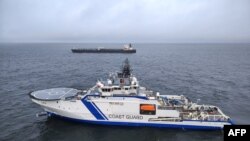 Финляндиянын чек ара кызматынын кемеси жана Eagle S танкери. Балтика деңизи, 26-декабрь 2024-жыл 
