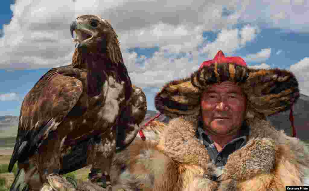 Живущий в Монголии казах с ловчей птицей.