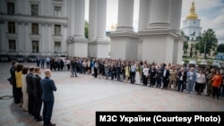 Ukrayina Tış işler nazirliginiñ binası ögünde qırımtatar milliy bayrağını tantanalı şekilde köterüv merasimi