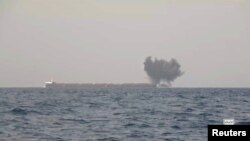 عکس آرشیوی از انفجار در یک کشتی یونانی که دو ماه پیش هدف حمله حوثی‌ها قرار گرفت