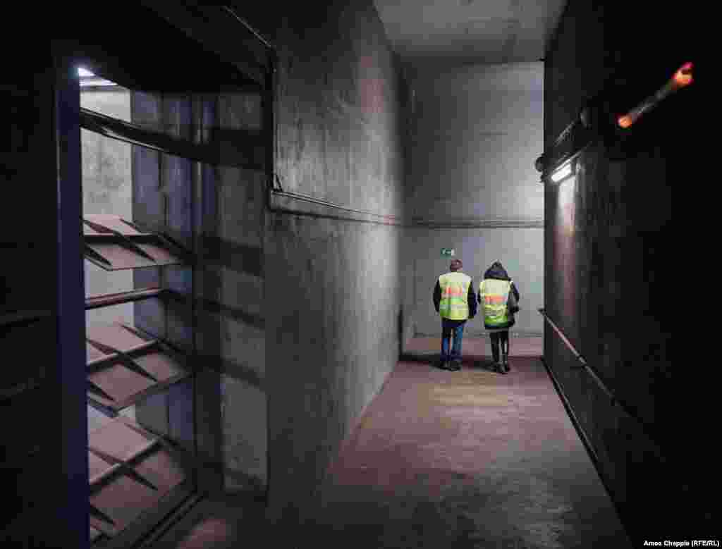 Вентиляционный коридор в секции станции пражского метро. Доступ к воде внутри пражской OSM обеспечивается через городскую сеть водоснабжения. В убежищах также есть резервуары для хранения воды, которые можно заполнить на случай разрушения внешней инфраструктуры