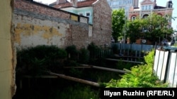 Имотът на ъгъла на „Дондуков“ и „Будапеща“, в който е имало план да се строи хотел, но сега пустее.