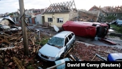 На місці руйнувань працюють пожежники, військові, поліція і добровольців, які шукають людей під завалами