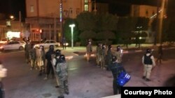 Сотрудники полиции в иранском городе Коррамшар, где проходят протесты из-за нехватки воды. 1 июля 2018 года.