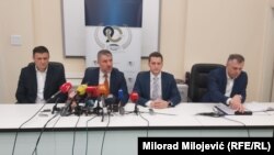 Srpska respublikasynyň Saglyk we sosial abadançylyk ministri Alen Seraniç metbugat ýygnagynda.