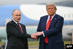 Президент США Дональд Трамп вітає президента Росії Володимира Путіна на злітній смузі після їхнього прибуття на спільну базу Елмендорф-Річардсон в Анкориджі, Аляска, 15 серпня 2025 року