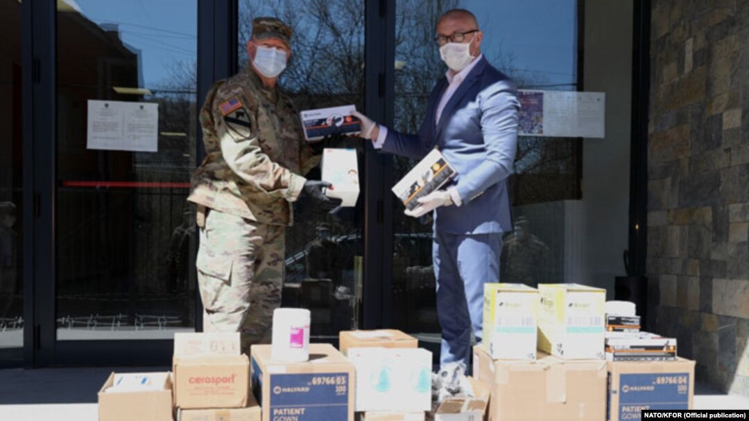 Prikupljanje zaštitne opreme za prvenciju korone, u Severnoj Mitrovici, 8. aprila 2020.