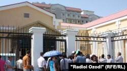 Желающие перебраться в Россию по государственной программе по переселению у посольства РФ в Душанбе. Архивное фото 