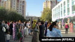 Aşgabatly mugallym: "Aslyýetinde, mugallymlaryň ene-atalardan remont üçin pul ýygnamaga haky ýok. Ýöne olary muňa mejbur edýärler".