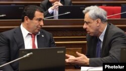 Վարդան Օսկանյանը և Գագիկ Ծառուկյանը Ազգային ժողովի նիստերի դահլիճում: 4-ը փետրվարի, 2013 թ.