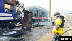 Пожарный у пассажирского поезда, пострадавшего от удара российского беспилотника в Шостке, 4 октября 2025