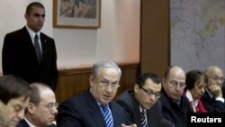 بنیامین نتانیاهو (وسط) در نشست هیئت وزیران اسرائیل