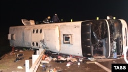 Попавший в ДТП автобус, Тульская область, 3 ноября 2015 г.