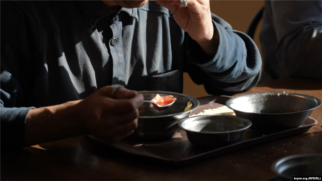 Коли полонені відносили свої таці, у багатьох залишився борщ у тарілках, можна припустити, що він був несмачний. А ось залишків каші та капусти не було &nbsp;