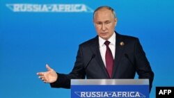 Орусиянын президенти Владимир Путин Санкт-Петербургдагы Орусия-Африка саммиттинде сүйлөп жатат. Павел Бедняковдун сүрөтү/Пул/АФП агенттиги. 27-июль, 2023-жыл. 
