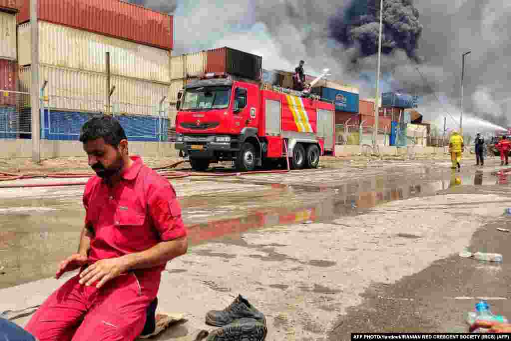 مأموران آتش‌نشانی در تلاش برای خاموش کردن آتش در بندر رجایی چش از انفجار مهیب ششم اردیبهشت ماه در این بندر که براساس آمار رسمی ۵۷ کشته و بیش از یک هزار ۵۰۰ زخمی بر جا گذاشت