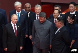 Президент России Владимир Путин с лидером Китая Си Цзиньпином и лидером Северной Кореи Ким Чен Ыном после групповой фотографии перед военным парадом, 3 сентября 2025 года. Фото AFP